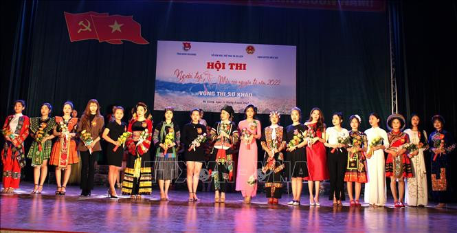 Các thí sinh tham dự Hội thi Người đẹp miền Cao nguyên đá. Ảnh: Minh Tâm-TTXVN 