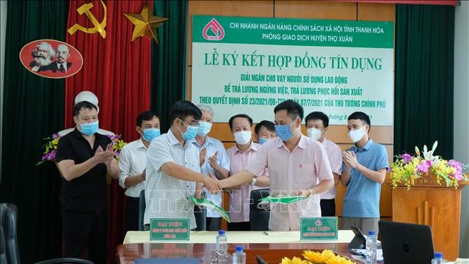 Gói hỗ trợ 26 nghìn tỷ đồng theo NQ 68/NQ-CP đã đến tay người sử dụng lao động và lao động gặp khó bởi dịch COVID-19 ở Thanh Hoá. Ảnh :Ảnh: Khiếu Tư - TTXVN 