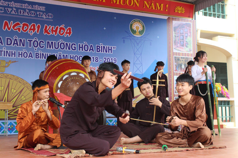 Hoạt động ngoại khóa gắn với gìn giữ, bảo tồn bản sắc văn hóa truyền thống luôn thu hút các em học sinh tham gia. Ảnh: caobangtv.vn 