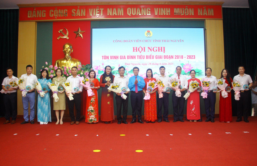 Ngày Gia đình Việt Nam 28/6: Thái Nguyên tôn vinh 45 gia đình cán bộ, công chức, viên chức tiêu biểu