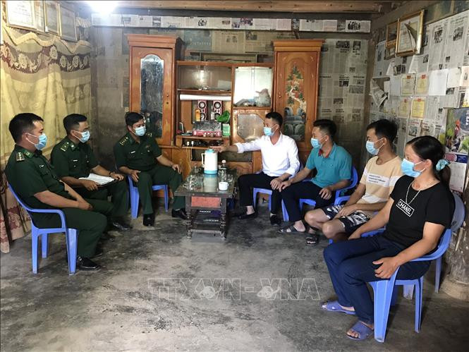 Cán bộ, chiến sĩ Đồn biên phòng Bạch Đích, huyện Yên Minh (Hà Giang) tuyên truyền công tác phòng, chống dịch COVID-19 tới người dân. Ảnh: Nguyễn Chiến-TTXVN