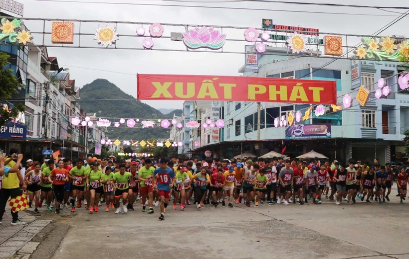 Chinh phục đỉnh núi Lao Tỷ Phùng và các lễ hội dân tộc đặc sắc tại Lai Châu dịp Quốc khánh 2/9