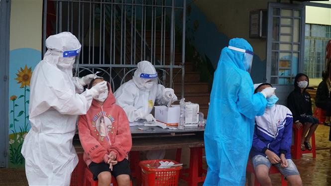 Lấy mẫu xét nghiệm cho học sinh Trường Tiểu học Phan Bội Châu, xã Ea Drơng, huyện Cư M’gar, Đắk Lắk. Ảnh: Tuấn Anh – TTXVN 