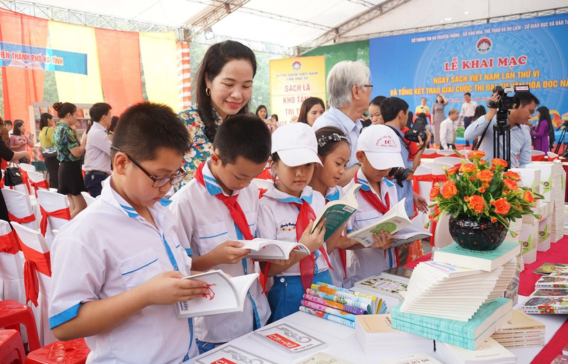 Ngày hội Sách và Văn hoá đọc thu hút đông đảo học sinh, sinh viên. Ảnh: Trần Trang-TTXVN 