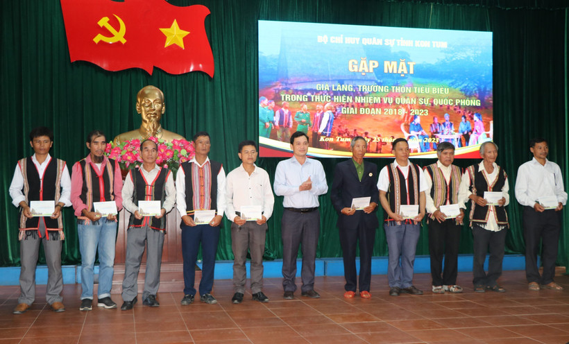 Đại diện tỉnh Kon Tum biểu dương và tặng quà cho các già làng, trưởng thôn tiểu biểu trong thực hiện nhiệm vụ quân sự, quốc phòng năm 2023 trên địa bàn. Ảnh: Khoa Chương - TTXVN