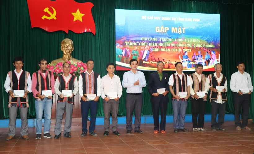 Đại diện tỉnh Kon Tum biểu dương và tặng quà cho các già làng, trưởng thôn tiểu biểu trong thực hiện nhiệm vụ quân sự, quốc phòng năm 2023 trên địa bàn. Ảnh: Khoa Chương - TTXVN