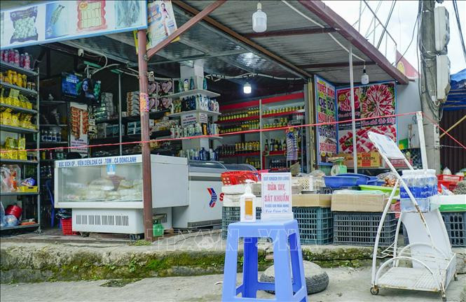 Các quầy hàng được chăng dây hạn chế khách mua hàng vào khu vực quán. Ảnh: Xuân Tư – TTXVN 