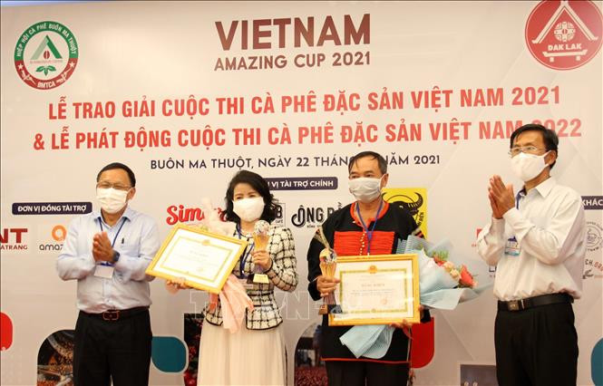 Ban tổ chức trao giải cho các đơn vị. Ảnh: TTXVN phát 