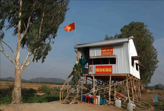 Lực lượng chức năng triển khai đi tuần tra theo kế hoạch tại khu vực biên giới Tây Nam. Ảnh: Vũ Sinh - TTXVN