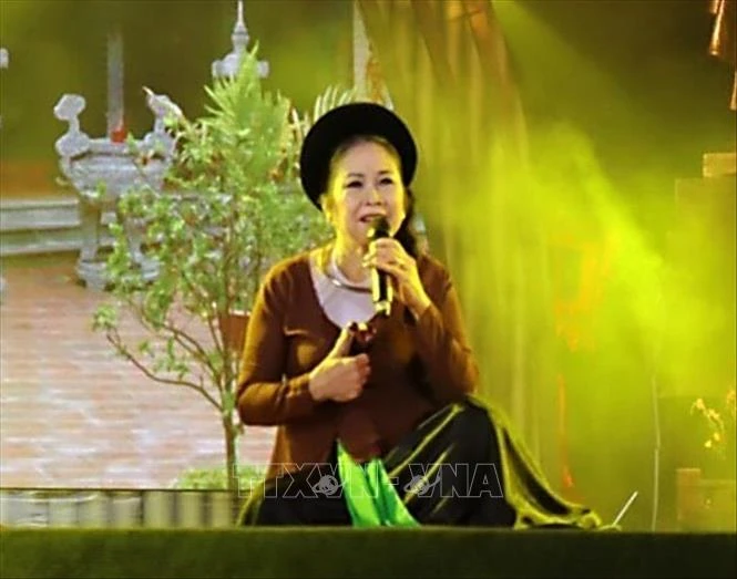 Nghệ nhân ưu tú Phan Thị Kim Dung, ở làng Mọc Quan Nhân (nay thuộc phường Nhân Chính, quận Thanh Xuân, Hà Nội) luôn dành hết tình yêu, niềm đam mê của mình cho nghệ thuật truyền thống, đặc biệt là hát xẩm. . Ảnh: TTXVN phát