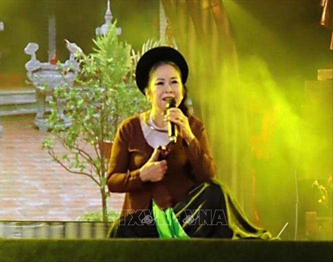 Nghệ nhân ưu tú Phan Thị Kim Dung, ở làng Mọc Quan Nhân (nay thuộc phường Nhân Chính, quận Thanh Xuân, Hà Nội) luôn dành hết tình yêu, niềm đam mê của mình cho nghệ thuật truyền thống, đặc biệt là hát xẩm. . Ảnh: TTXVN phát