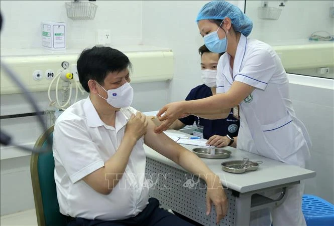 GS.TS. Nguyễn Thanh Long - Bộ trưởng Bộ Y tế được tiêm vaccine phòng COVID-19. Ảnh: Hoàng Hiếu - TTXVN