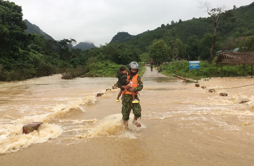 Di dời dân ra khỏi vùng nguy hiểm tại xã Hướng Lập (Hướng Hóa, Quảng Trị). Ảnh: TTXVN phát