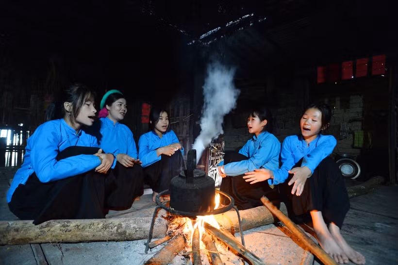 Học sinh Trường Trung học cơ sở Đại Dực 1 (huyện Tiên Yên, Quảng Ninh) trong buổi tập luyện bảo tồn tiếng hát Soóng Cọ. Ảnh: Minh Đức – TTXVN