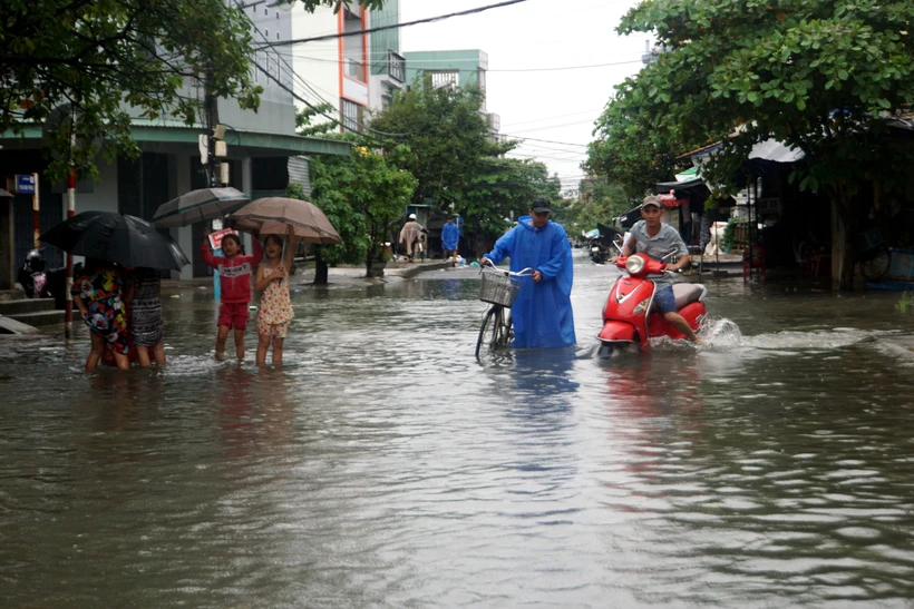Mưa lũ diễn biến phức tạp, Quảng Nam cho học sinh nghỉ học