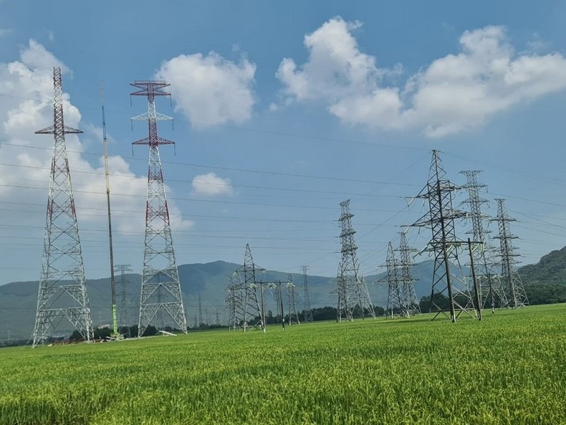 Công nhân Điện lực kiểm tra phóng điện cục bộ thiết bị bằng máy PD. Ảnh: Xuân Tư – TTXVN 