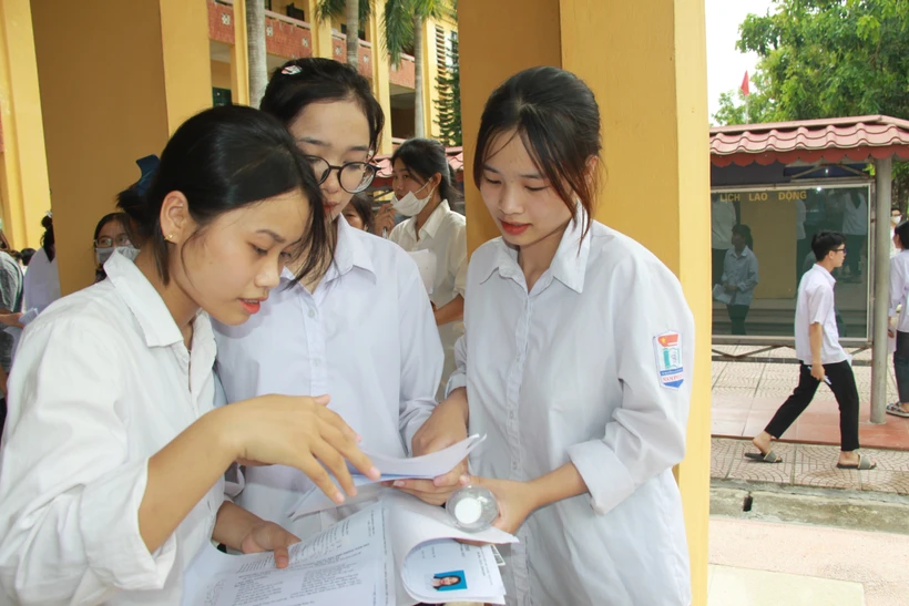 Thí sinh tại điểm thi THPT Nam Phù Cừ sau giờ thi. Ảnh: Mai Ngoan - TTXVN 