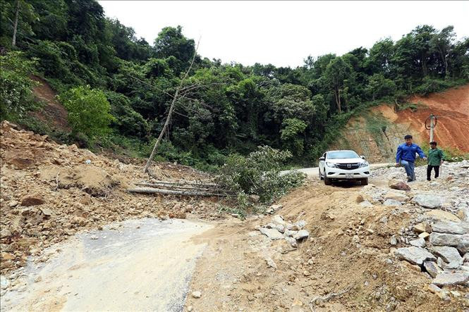 Sạt lở do mưa lũ. Ảnh: Phan Tuấn Anh - TTXVN