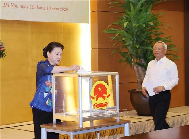Chủ tịch Quốc hội Nguyễn Thị Kim Ngân và các Phó Chủ tịch Quốc hội tham gia ủng hộ. Ảnh: Trọng Đức - TTXVN