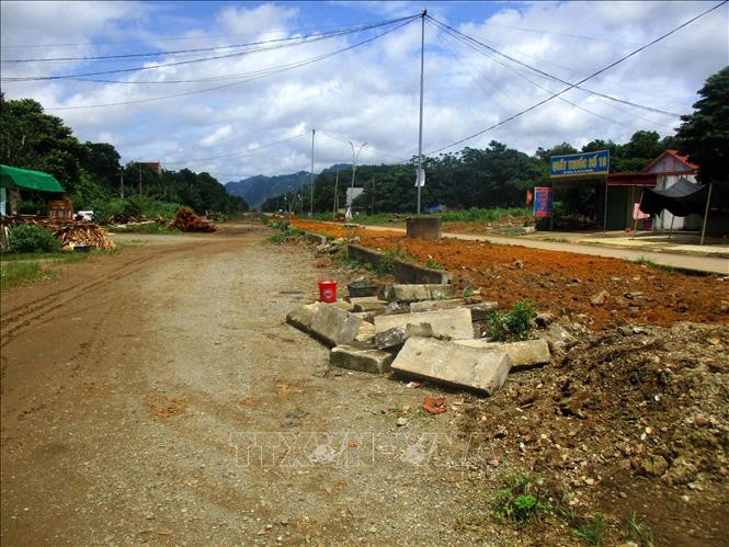 Dự án xây dựng đường trục Trung tâm- khu Trung tâm hành chính- Đô thị trung tâm vùng miền núi phía Tây tỉnh Thanh Hóa do Sở xây dựng tỉnh Thanh Hóa làm chủ đầu tư ngừng thi công do thiếu vốn. Ảnh: Nguyễn Nam-TTXVN 