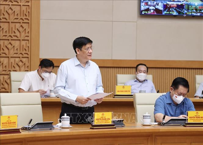 Bộ trưởng Bộ Y tế Nguyễn Thanh Long báo cáo tình hình dịch COVID-19. Ảnh: Dương Giang-TTXVN 
