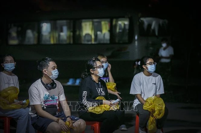 Công dân ngồi chờ làm các thủ tục theo quy định trước khi vào khu cách ly. Ảnh: Trọng Đạt - TTXVN