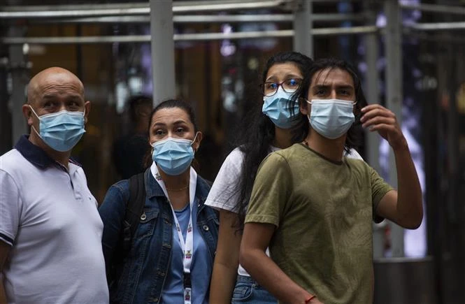 Người dân đeo khẩu trang phòng dịch COVID-19 tại New York, Mỹ. Ảnh: AFP/TTXVN 