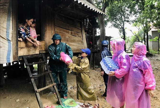 Tỉnh đoàn Quảng Trị tặng quà cho nhân dân vùng bị ảnh hưởng nặng nề do lũ lụt ở huyện miền núi Đakrông. Ảnh: Hồ Cầu-TTXVN