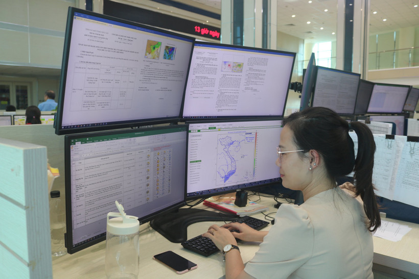 Dự báo viên ngành Khí tượng thủy văn ngày càng được làm việc trong môi trường khoa học kỹ thuật hiện đại. Ảnh: baotainguyenmoitruong.vn