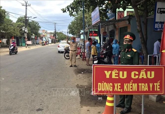 Một chốt kiểm dịch trên các tuyến đường có đông người qua lại tại tỉnh Quảng Nam. Ảnh: Trịnh Bang Nhiệm - TTXVN