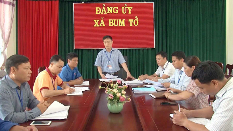 Đảng ủy xã Bum Tở, huyện Mường Tè họp về tạo nguồn kết nạp đảng viên mới. Ảnh: Việt Hoàng - TTXVN 