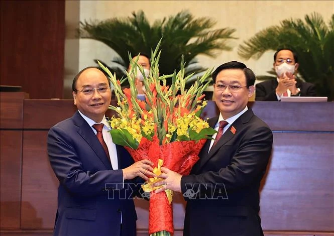 Chủ tịch Quốc hội Vương Đình Huệ chúc mừng Chủ tịch nước Nguyễn Xuân Phúc. Ảnh: Thống Nhất - TTXVN