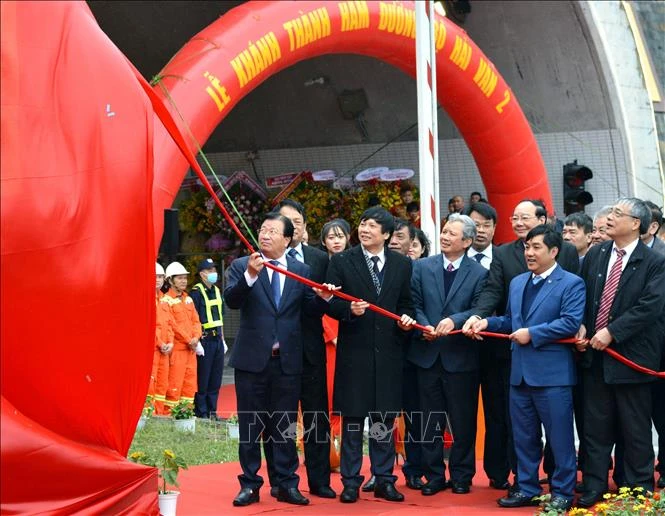Các đại biểu thực hiện nghi thức khánh thành công trình hầm Hải Vân 2. Ảnh: Quốc Dũng - TTXVN