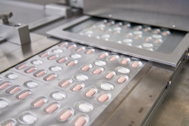 Thuốc Paxlovid điều trị COVID-19 của Pfizer được sản xuất tại Freiburg, Đức. (Ảnh: AFP/TTXVN) 