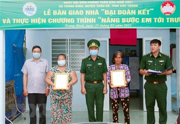 Lãnh đạo Bộ đội Biên phòng Sóc Trăng và Mặt trận Tổ quốc Việt Nam tỉnh bàn giao nhà Đại đoàn kết cho hộ nghèo tại xã Trung Bình, huyện Trần Đề. Ảnh: Trung Hiếu/TTXVN