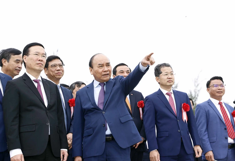Chủ tịch nước Nguyễn Xuân Phúc và Thường trực Ban Bí thư Võ Văn Thưởng tham quan nơi khởi công dự án. Ảnh: Thống Nhất- TTXVN