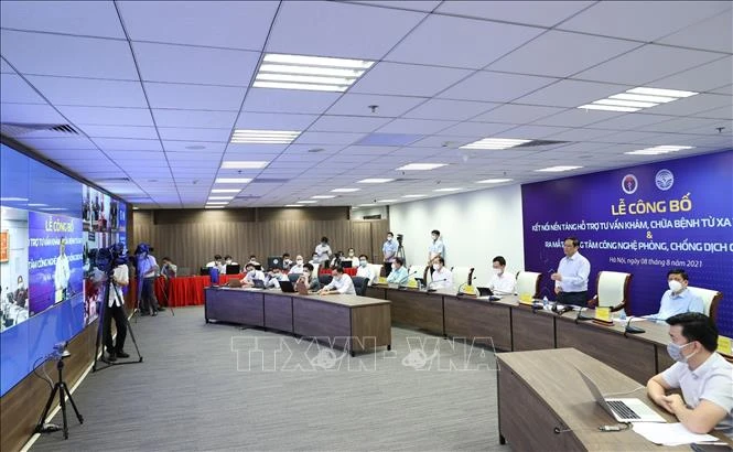 Lễ công bố Kết nối Nền tảng hỗ trợ tư vấn khám, chữa bệnh từ xa tới 100% cơ sở y tế tuyến huyện và ra mắt Trung tâm công nghệ phòng, chống dịch COVID-19 quốc gia. Ảnh: Dương Giang-TTXVN