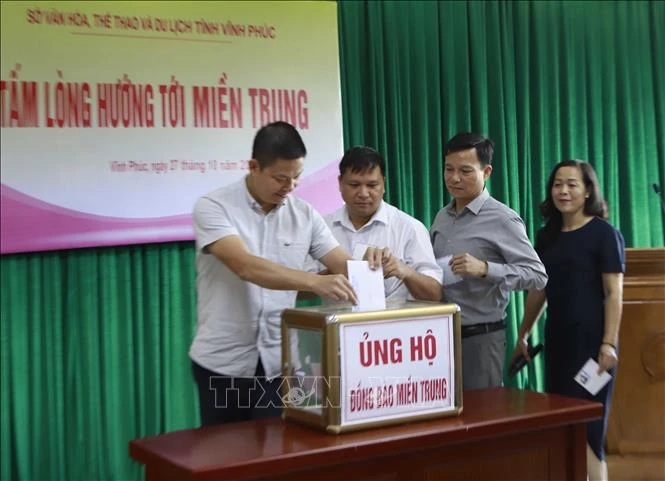 Khắp nơi trong cả nước ủng hộ đồng bào miền Trung bị lũ lụt . Ảnh: Hoàng Hùng - TTXVN