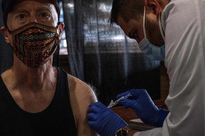 Nhân viên y tế tiêm vaccine phòng cúm mùa cho người dân tại Detroit, bang Michigan, Mỹ ngày 10/11/2020. Ảnh: AFP/TTXVN 