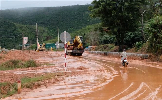 Mưa lũ gây sạt lở nhiều tuyến đường. Ảnh: Nguyễn Dũng – TTXVN 