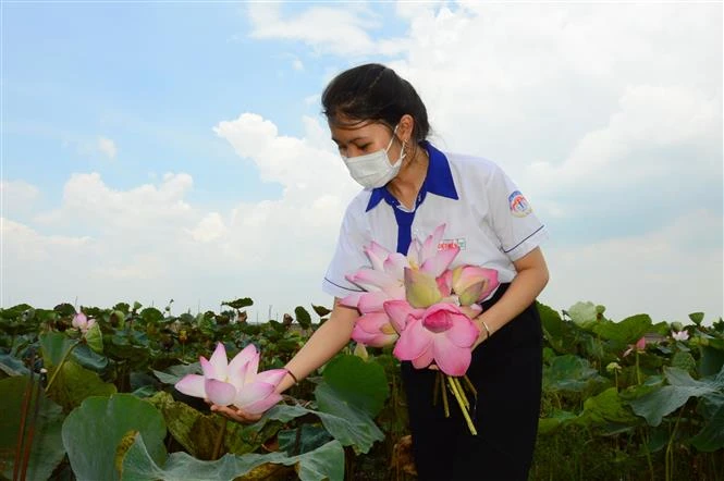 Nguyễn Thị Diệu Hiền - Nữ sinh Đồng Tháp làm son môi từ hoa sen