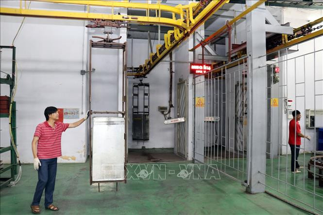 Vận chuyển vải thiều đưa vào phòng chiếu xạ. Ảnh: Anh Tuấn – TTXVN