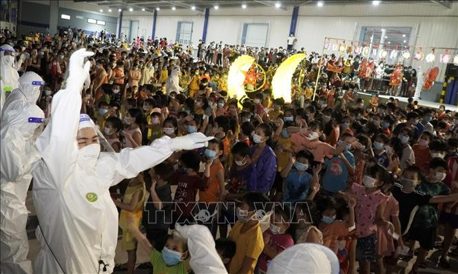 Các y, bác sỹ tổ chức một đêm hội Trung thu cho trẻ me tại Khu bệnh viện dã chiến Thới Hòa (Bình Dương). Ảnh: TTXVN 
