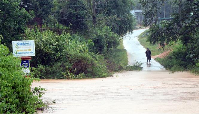 Nước trên các sông suối dâng cao làm đường vào làng Mô Pả, xã Đăk Hà, huyện Tu Mơ Rông bị chia cắt. Ảnh: Cao Nguyên-TTXVN