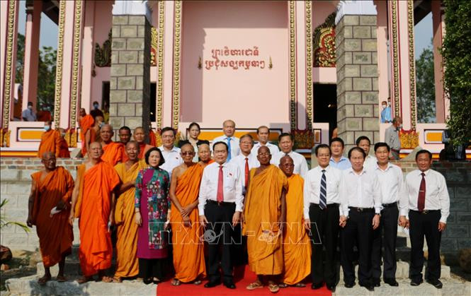 Ủy viên Bộ Chính trị, Phó Chủ tịch Thường trực Quốc hội Trần Thanh Mẫn và đoàn công tác chụp ảnh cùng các vị hòa thượng, thượng tọa, đại đức tại Chùa Soài So, xã Núi Tô, huyện Tri Tôn, tỉnh An Giang. Ảnh: Công Mạo-TTXVN