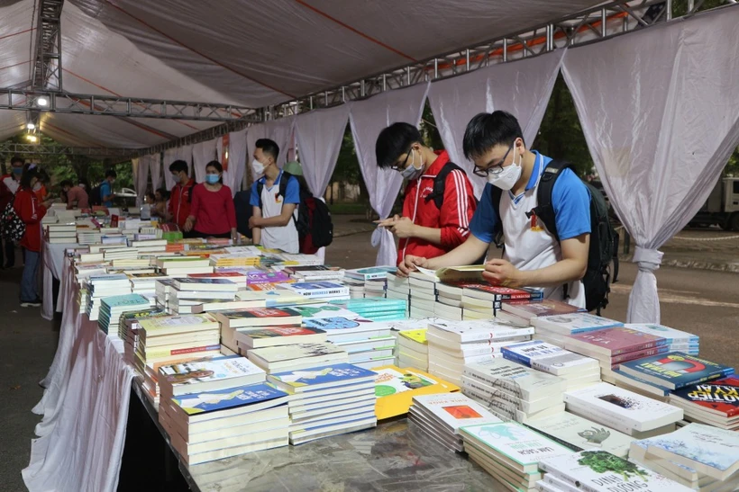 Ông Trần Quang Hưng, Ủy viên BCH Trung ương Đoàn, Phó Chủ tịch Trung ương Hội Sinh viên Việt Nam, Phó Bí thư Thành đoàn, Chủ tịch Hội Sinh viên Việt Nam thành phố Hà Nội phát biểu khai mạc ngày hội. Ảnh: tuoitrethudo.vn