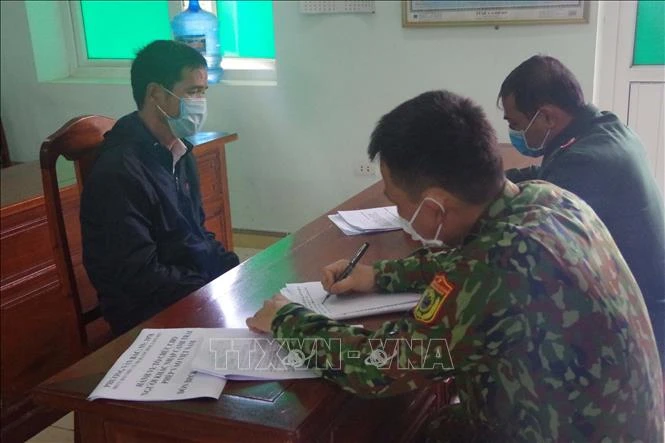 Đối tượng Phương Văn Bắc khai nhận hành vi nhập cảnh trái phép. Ảnh: Thái Thuần - TTXVN