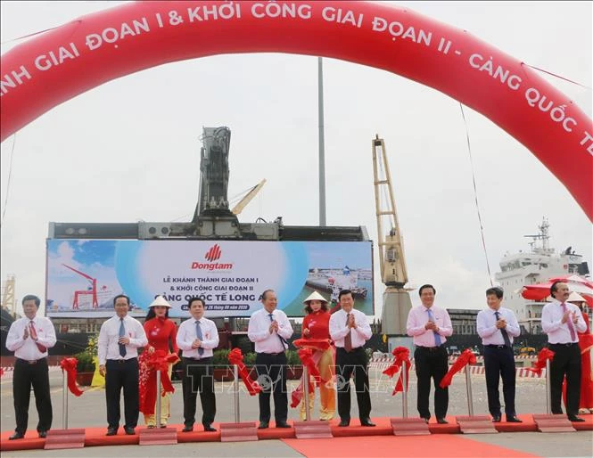 Nguyên Chủ tịch nước Trương Tấn Sang, Phó Thủ tướng Thường trực Chính phủ Trương Hòa Bình và các đại biểu cắt băng khánh thành giai đoạn I và khởi công giai đoạn II Cảng quốc tế Long An. Ảnh: Thanh Bình - TTXVN