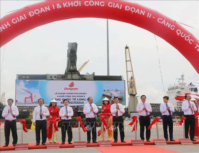 Nguyên Chủ tịch nước Trương Tấn Sang, Phó Thủ tướng Thường trực Chính phủ Trương Hòa Bình và các đại biểu cắt băng khánh thành giai đoạn I và khởi công giai đoạn II Cảng quốc tế Long An. Ảnh: Thanh Bình - TTXVN