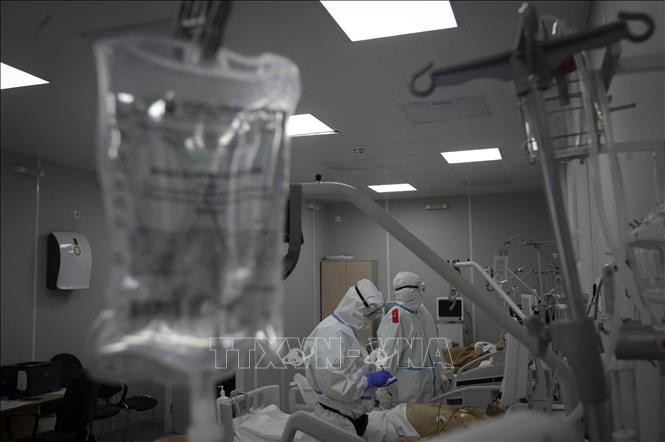 Nhân viên y tế điều trị cho bệnh nhân COVID-19 tại bệnh viện ở Moskva, Nga. Ảnh: AFP/ TTXVN 